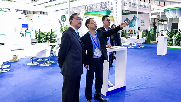 農(nóng)業(yè)農(nóng)村部信息中心王小兵主任十分關(guān)注托普云農(nóng)大數(shù)據(jù)產(chǎn)業(yè)應(yīng)用情況。