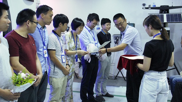 總經(jīng)理陳渝陽(yáng)向內(nèi)訓(xùn)師頒發(fā)聘書