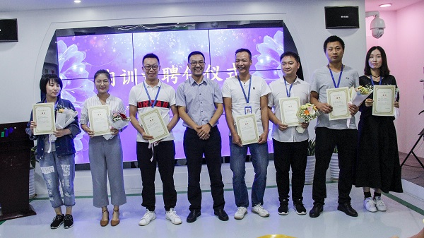 總經(jīng)理陳渝陽(yáng)與內(nèi)訓(xùn)師合影