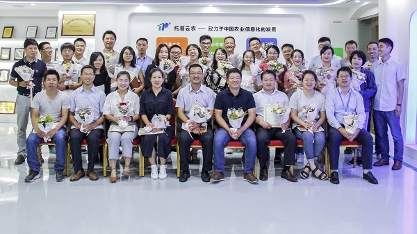 總經(jīng)理陳渝陽(yáng)與內(nèi)訓(xùn)師合影留念