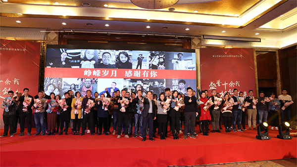 公司為老員工頒發(fā)了貢獻獎