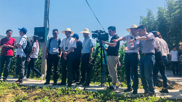 培訓(xùn)班現(xiàn)場(chǎng)觀摩耕地質(zhì)量監(jiān)測(cè)點(diǎn)