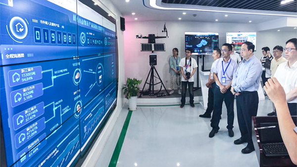 托普云農(nóng)副總經(jīng)理吳家滿向領(lǐng)導(dǎo)介紹大數(shù)據(jù)平臺