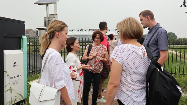 研修班一行在現(xiàn)代農(nóng)業(yè)產(chǎn)業(yè)園現(xiàn)場(chǎng)觀摩2