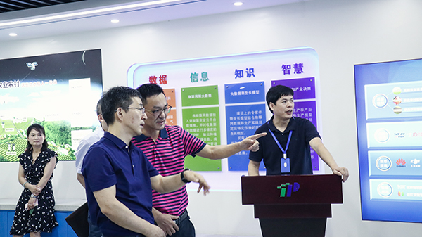 趙部長對托普云農(nóng)表達了高度認可