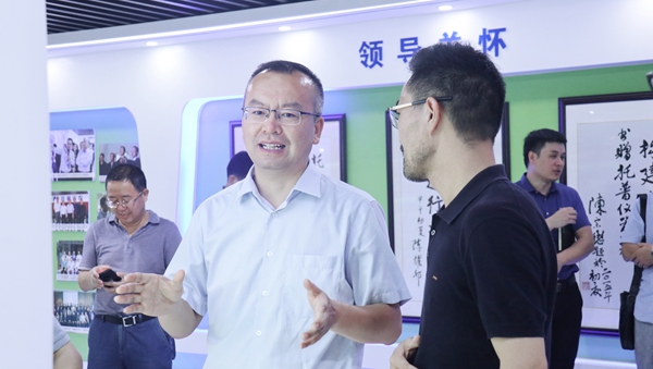 趙喜凱局長現(xiàn)場參觀了托普云農(nóng)展廳