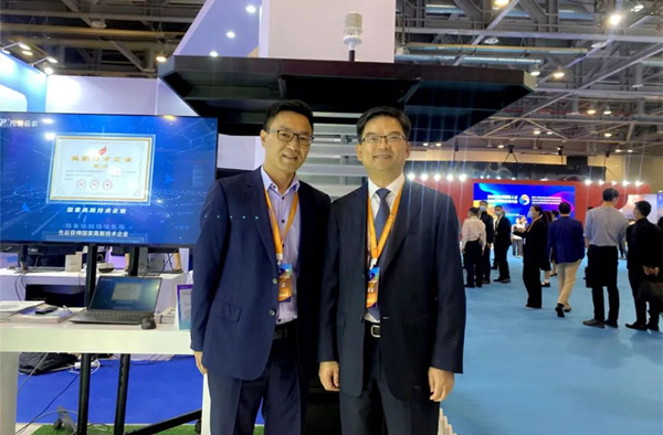 杭州拱墅區(qū)委書記李志龍與董事長(zhǎng)陳渝陽(yáng)合影