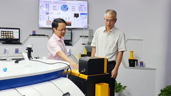 杭州市總工會(huì)黨組書記、常務(wù)副主席鄭榮新參觀托普云農(nóng)數(shù)字展廳